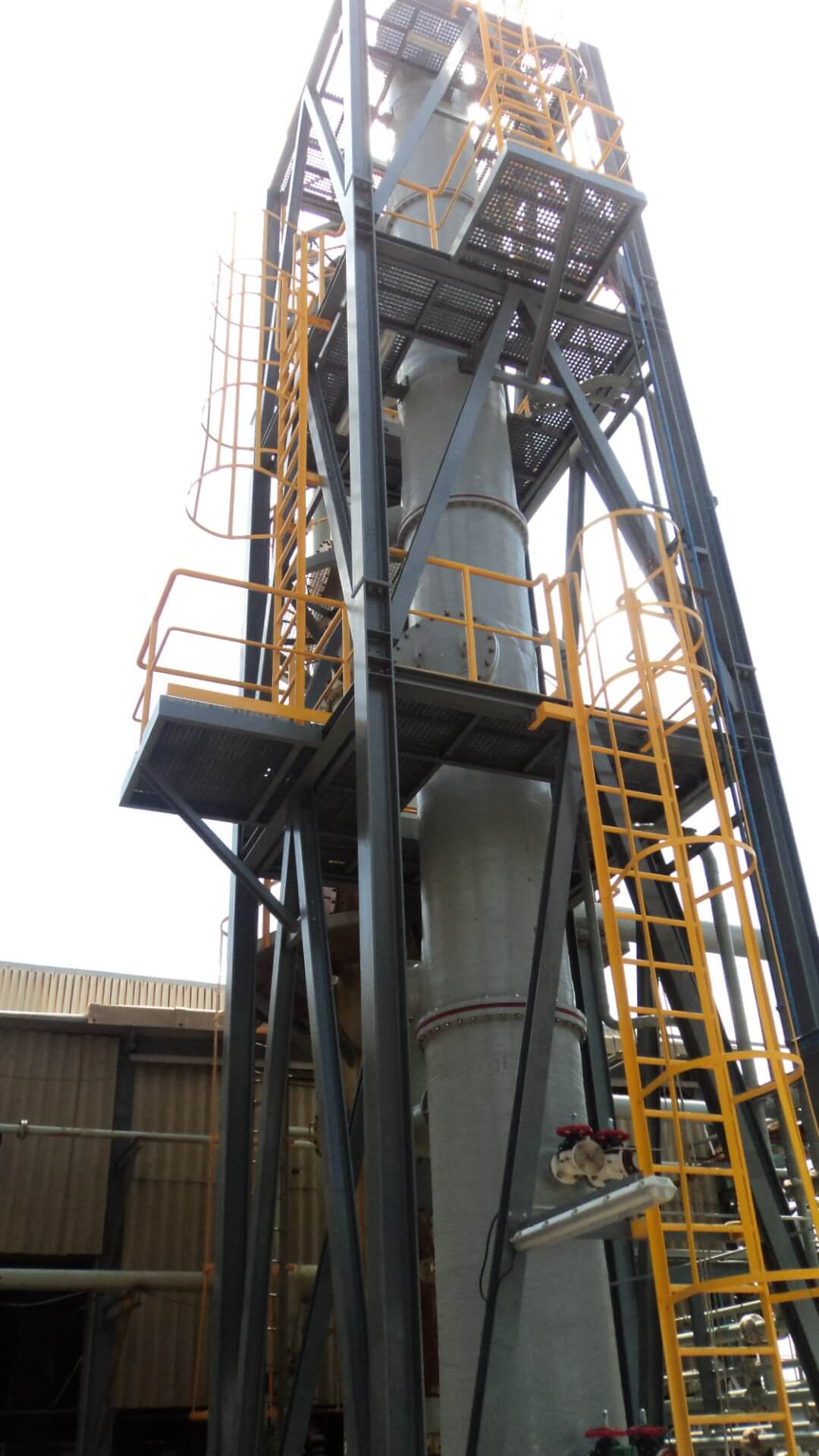 Provisión, montaje de equipos y cañerías en planta de producción de cloro, en material PRFV y PVC+PRFV