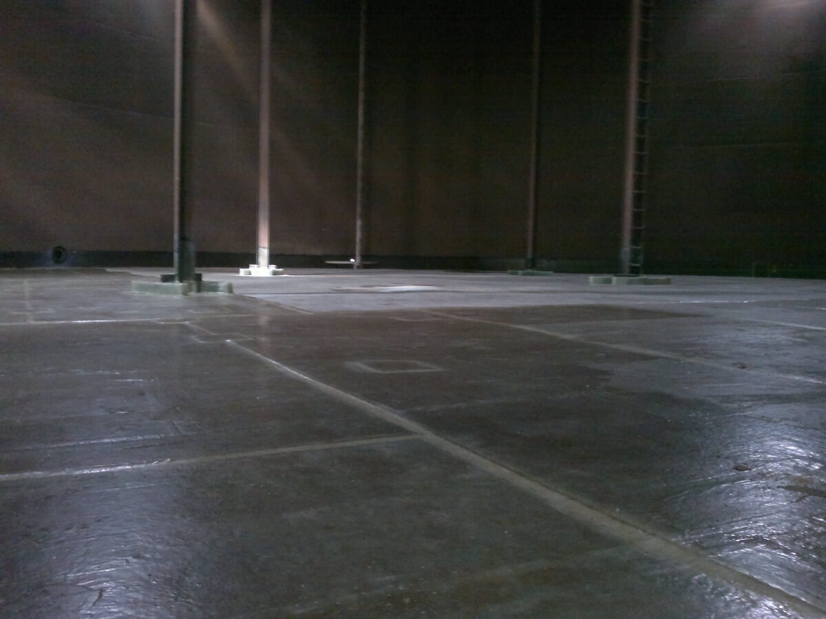 Revestimiento de PRFV sobre el piso y zócalo del tanque de acero al carbono diámetro 32 m