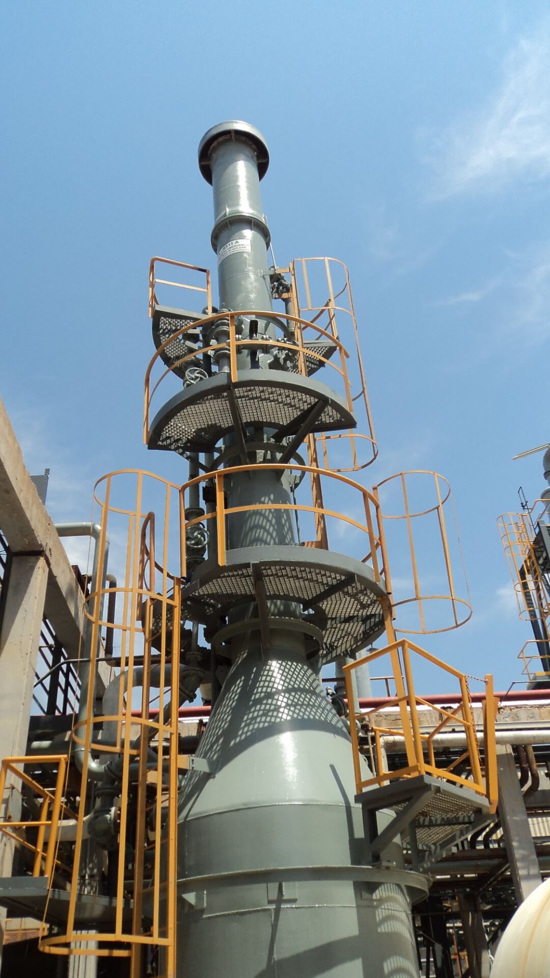 Revestimiento completo interno con PRFV sobre Scrubber de Emergencia y Chimenea de acero al carbono